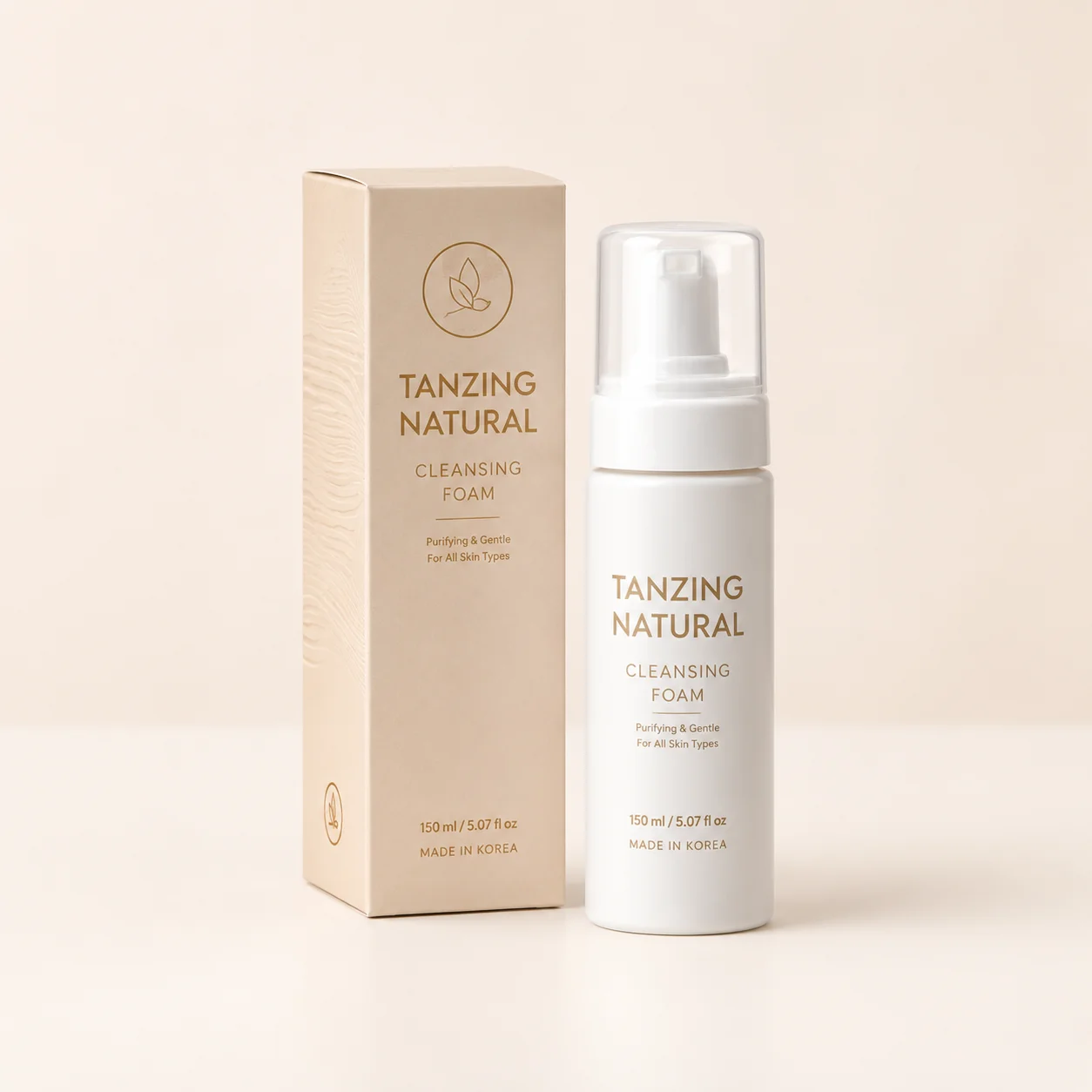 Флакон очищающей пенки для лица Tanzing Natural Cleansing Foam рядом с коробкой, выполненной в минималистичном дизайне в бежевых и белых тонах.